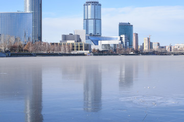 Frozen pond/The first cold weather began, and the city pond was covered with transparent ice.