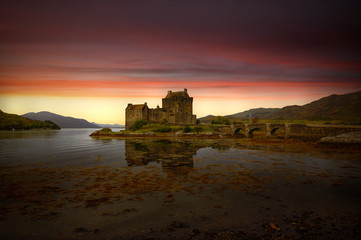 Obraz premium eilean donan castle at sunset