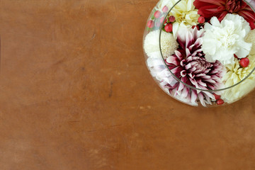 レザーとフラワーアレンジメントの背景