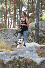 Naklejka na ściany i meble jeune femme avec son chien en forêt