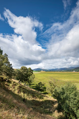 Blick über die Marschlandschaft bei Kingussie, am Horizont die Ruthven Barracks