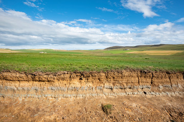 Bodenerosion, Abbruchkante mit verschiedenen Bodenschichten