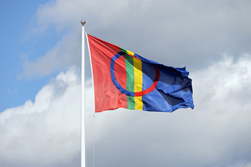 Traditionelle Nationalfahne der Sami in Nordschweden