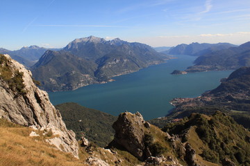 Fototapeta na wymiar Zauberhafter Lario; Blick vom Monte Grona hinunter zum Comer See