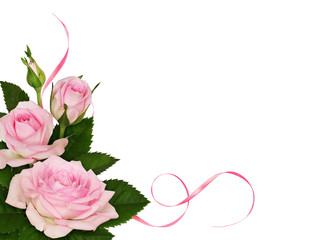 Fototapeta premium Różowe kwiaty róży i jedwabne wstążki w układzie narożnym