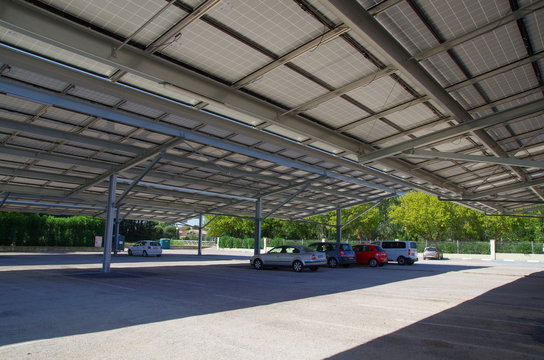 Panneau photovoltaique et ombri&egrave;re de parking pour les voitures