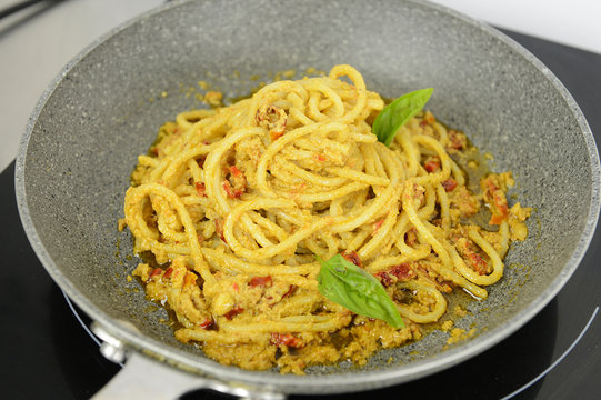 Spaghetti con sugo di mandole, basilico e peperoncino