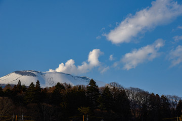 噴煙を上げる冬の浅間山
