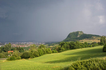 Der Hohentwiel mit seiner Festungsruine, ein 668 Meter hoher Vulkankegel im Hegau