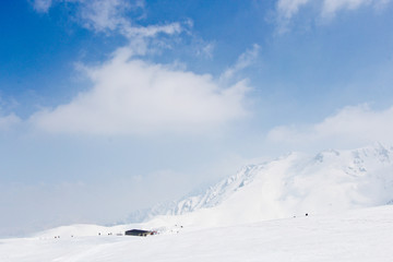 Obraz premium Snow hill scene of tateyama mount in japan with blue sky