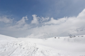 Fototapeta na wymiar Snow hill scene of tateyama mount in japan with blue sky
