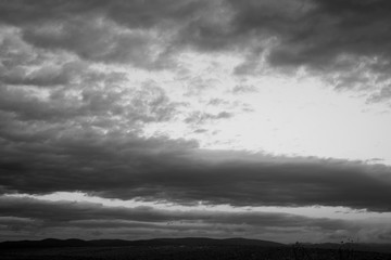Nubes de tormenta al atardecer blanco y negro