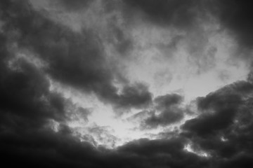 Nubes de tormenta al atardecer blanco y negro