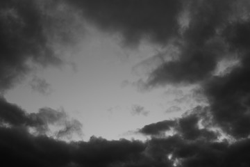 Nubes de tormenta al atardecer blanco y negro
