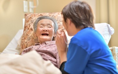 老人介護施設・ベットでくつろぐ母
