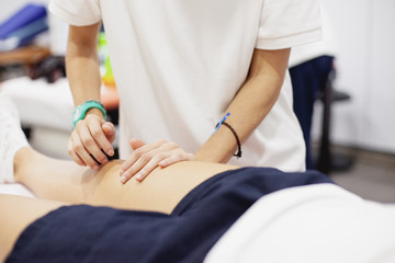 Obraz na płótnie Canvas Massaggio defaticante e riabilitazione