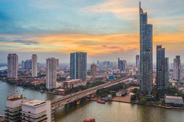 Obraz premium Aerial view of Bangkok city at evening, Chaopraya River, bangkok, Thailand