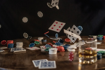 Fototapeta na wymiar fliegende Karten und chips auf einem Pokertisch 