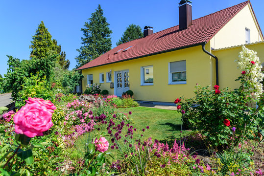 gepflegtes Einfamilienhaus mit farbenpr&auml;chtigem Vorgarten
