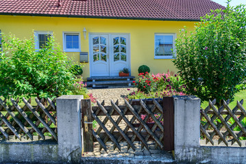 Eingangsbereich eines Einfamilienhauses mit farbenprächtigem Vorgarten