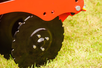 Disc cultivator for loosening the soil