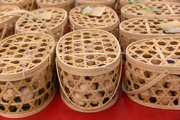 Obraz premium Venta de huevos frescos en China.