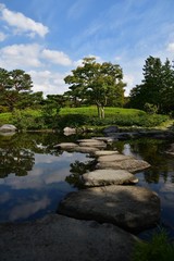 秋空の日本庭園