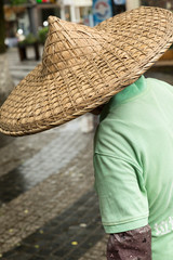 Mujer china con sombrero típico.