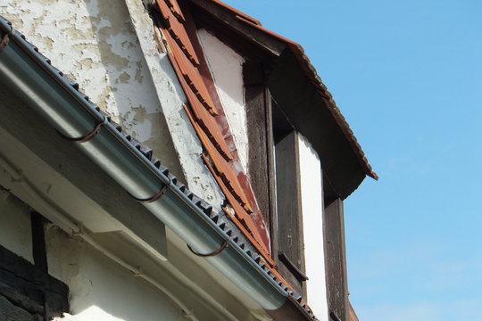 Renovierungsbed&uuml;rftige Dachgaupe