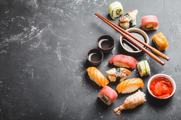 Tuinposter Gemengde Japanse sushi-set © somegirl