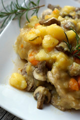 Spezzatino di manzo con patate, carote e funghi