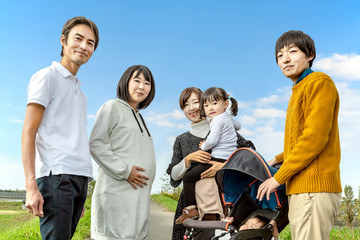 妊娠している夫婦が既に子供2人居る友人と会ったイメージ。