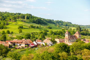 Fototapeta na wymiar Kirchenburg und Dorflandschaft in Wurmloch (Valea Viilor), Siebenbürgen, Rumänien