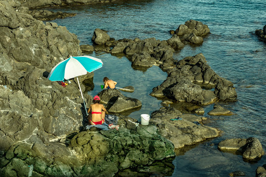 abenteuer f&uuml;r kinder am meer.auf den bizarren formen des &auml;tnalavas ist ein kinder spielplatz entstanden