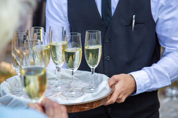 Sektempfang - Kellner - Ober - Servieren - Tablett - Champagner