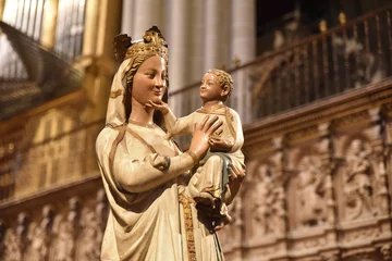Tableaux ronds sur aluminium brossé Monument Vierge à l'Enfant à la cathédrale de Tolède en Espagne