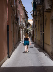 Fototapeta na wymiar Femme marchant dans la rue de dos 