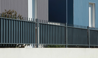 Obraz premium Clôture métallique d'une résidence