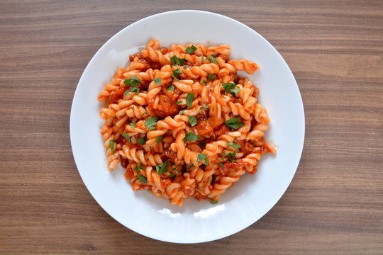 makaron świderki z sosem spaghetti