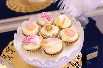 Elegant cupcakes on the wedding sweet table