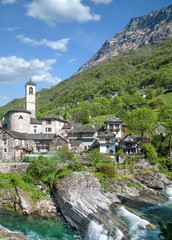 Fototapeta na wymiar das Dorf Lavertezzo im Valle Verzasca,Kanton Tessin,Schweiz