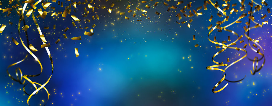 festlicher party hintergrund, rahmen aus goldenen girlanden papierschlangen und konfetti isoliert vor unscharfem nachthimmel