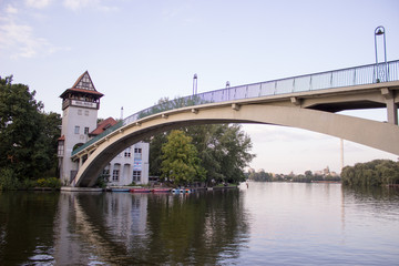 Fototapeta na wymiar Brücke, Wasser, Fluß, Kanal, Berlin, Treptower Park, Park, Bridge, Water