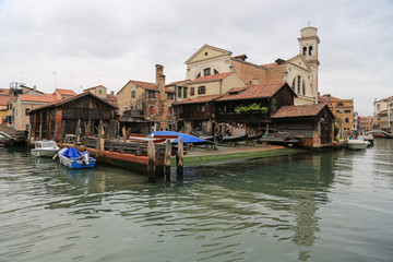 Fototapeta na wymiar Venedig bei Hochwasser: Die alte Bootswerft und Gondelwerkstatt San Trovaso