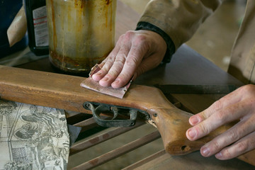 manos de carpintero lijando 