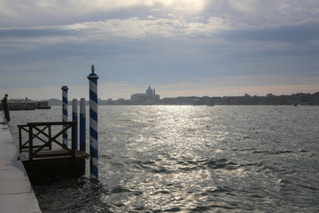 Venedig bei Hochwasser: Morgenstimmung an einer Schiffsanlegestelle an der Fondamenta Delle Zattere (Dorsoduro)