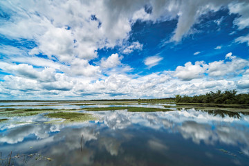 See mit Wolkenspiegelung