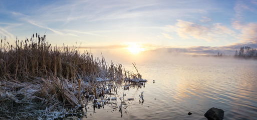 панорама морозного утра на озере с туманом, Россия, Урал, ноябрь - obrazy, fototapety, plakaty