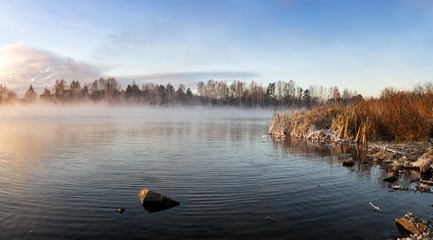панорама морозного утра на озере с туманом, Россия,...
