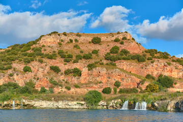 Vista Paisaje de las Cascadas de la Laguna La Lengua con la Montaña del Fondo en el Parque Natural...